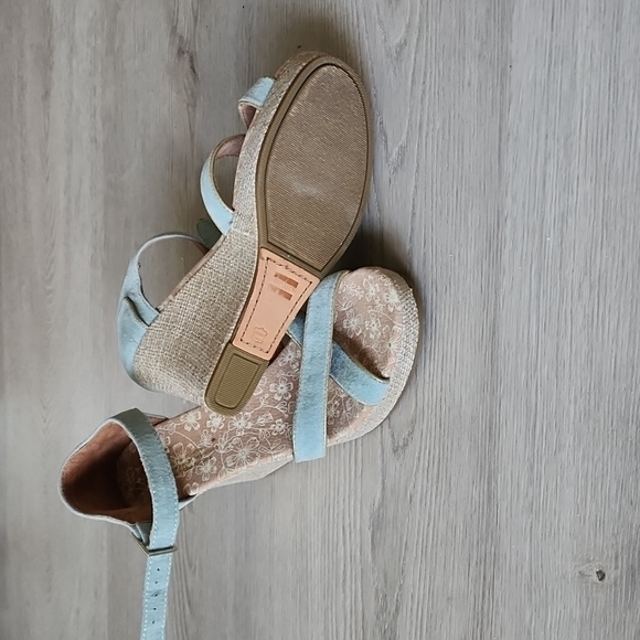 TOMS ESPADRILLES  Size 8 1/2 - Picture 2 of 5